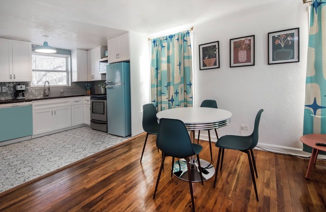 Dog-friendly cottage w Two-car garage