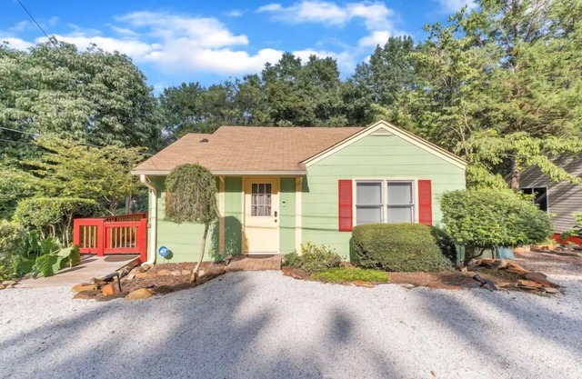 Dog Friendly Cozy Cottage Stay + Hot Tub & Hammock
