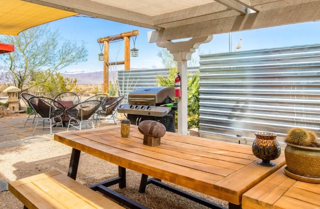 Dog-friendly desert retreat with mountain view - pool, hot tub, sun room & W/D