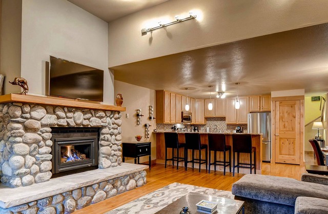 Dog Friendly - Downtown Location w/*Private Hot Tub* & Views l MainB