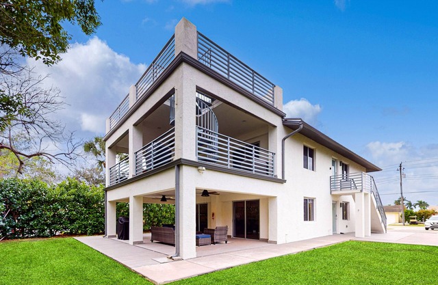 Dog-friendly duplex with a patio, deck, washers, dryers, & central AC