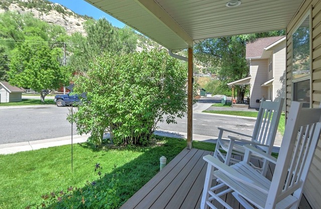 Dog Friendly Family Home w/ Decks, Near Downtown & Trails, 13 mi.to Hot Springs!