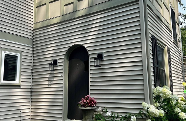 Dog-friendly farmhouse close to Virtue Cider, wineries & u-pick orchards!