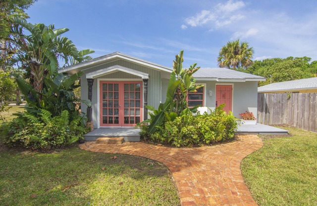 Dog friendly, fenced yard, 2 bedroom 2 bath minutes from the beach