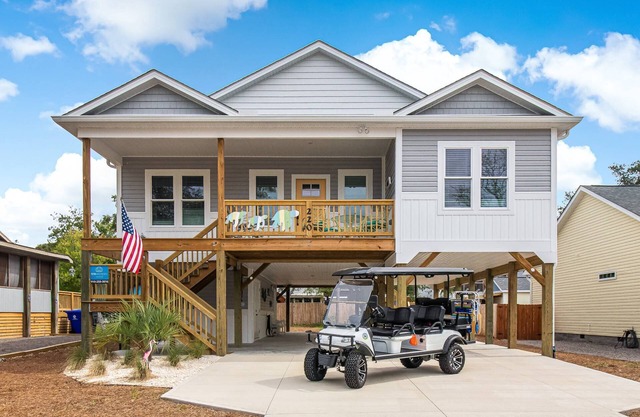 Dog Friendly, Gorgeous home with 6 seater Golf Cart - minutes from the beach.