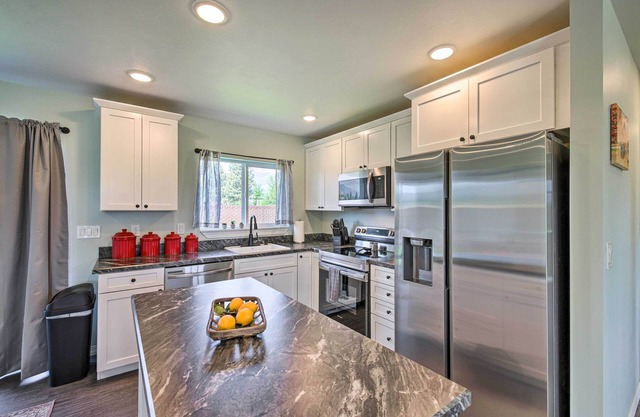 Dog-Friendly Hamilton Home w/ Mountain Views!