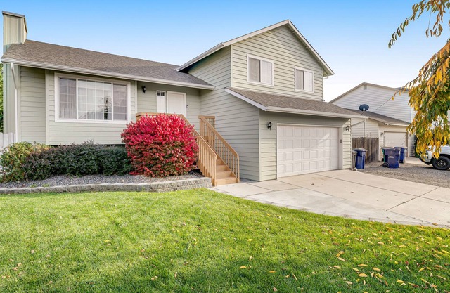 Dog-friendly home with WiFi, hot tub, seasonal firepit, two office spaces