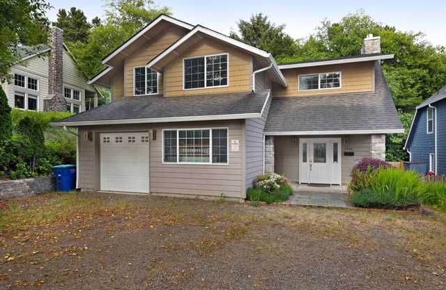 Dog-friendly home w/enclosed yard, game room, private hot tub - near the beach