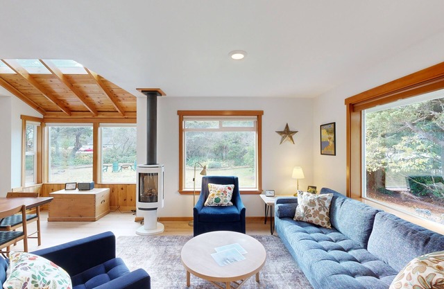 Dog-friendly home - close to the beach, with patio, BBQ, and WiFi