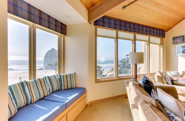Dog-friendly home , easy beach access, amazing ocean views