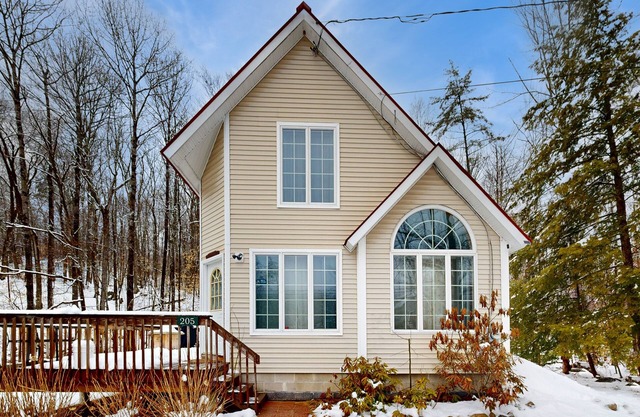 Dog-friendly home + loft w/deck and gas grill, private washer/dryer, & free WiFi
