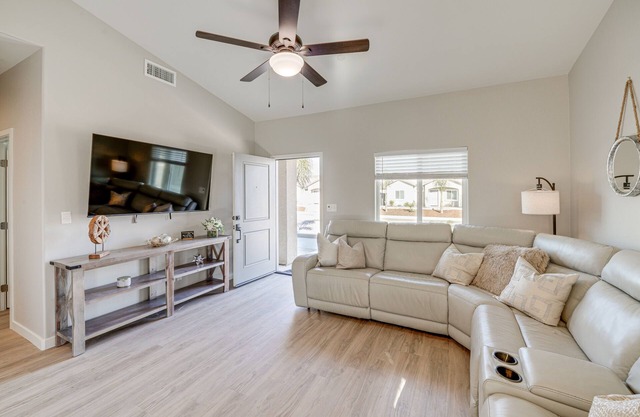 Dog-Friendly Home Near Golfing in Bakersfield!