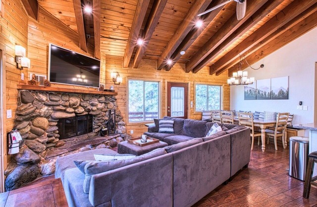 Dog Friendly Home on Heavenly Mountain with Dedicated Workspaces and WiFi