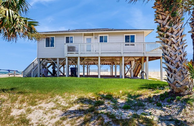 Dog-Friendly Home Right On Beach w/Private Washer/Dryer & Free WiFi