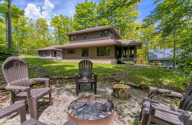 Dog Friendly home near Cave Point County Park!
