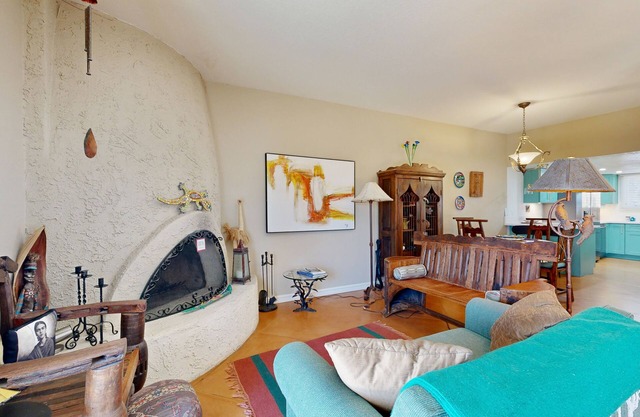Dog-friendly home w/shared pool, outdoor space - close to golf, hiking