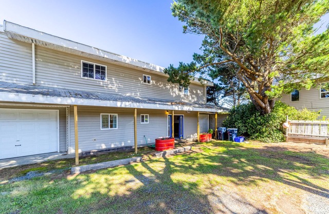 Dog-friendly home w/amazing views, private pool table, balcony & beach access