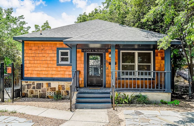 Dog-friendly home with large patio, W/D & central AC