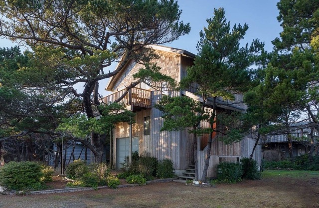 Dog-friendly home with central AC, washer/dryer, arcade games, & balcony