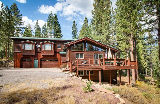 Dog-friendly home with private game room & five-hole disc golf course