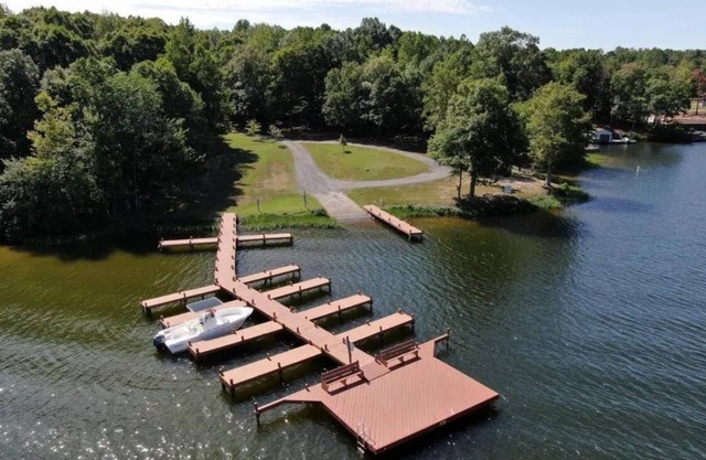 Dog Friendly Home with Central Air, Free WI-FI, deck, charcoal grill.