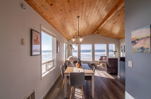 Dog Friendly! Hot Tub! Ocean Front with Spectacular Views!