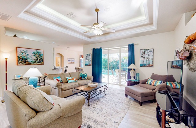 Dog-friendly house with heated pool, pool spa, central AC, washer/dryer, & lanai