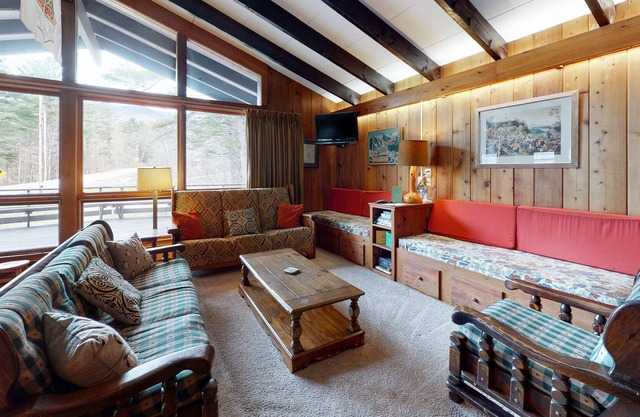 Dog-friendly house with fast WiFi, large fireplace, foosball, washer & dryer