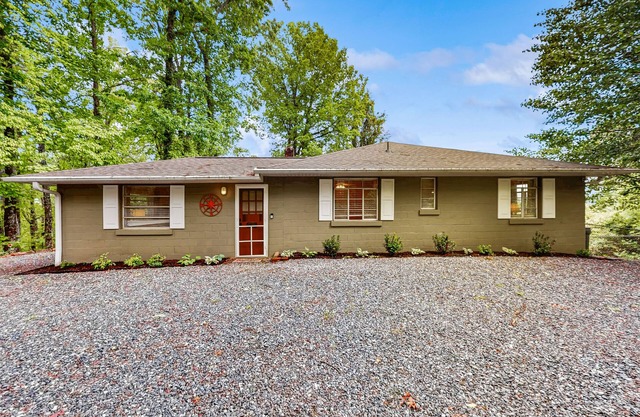 Dog-friendly house with outdoor deck, gas fireplace and mountain views