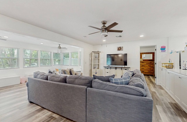 Dog friendly house with private pool, bikes for guest use, and internet