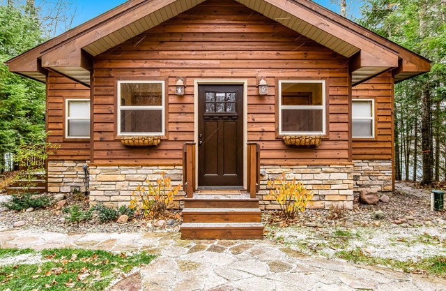 Dog-friendly lakefront home - dock, private sauna, fireplace & fiber optic WiFi