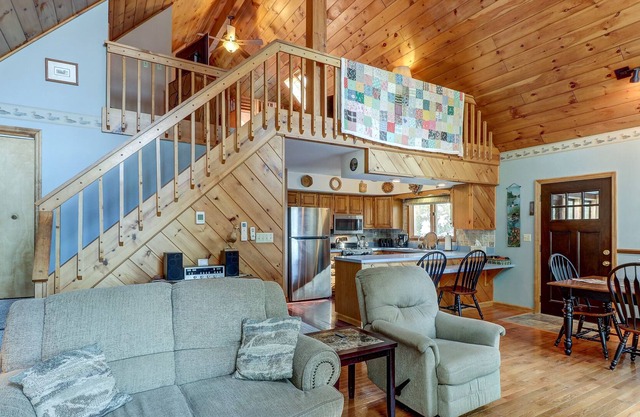Dog-friendly lakefront house with 2 living areas, beach nearby