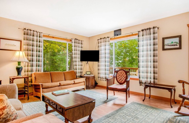 Dog-friendly, lakefront retreat with a deck, gas grill, & washer/dryer