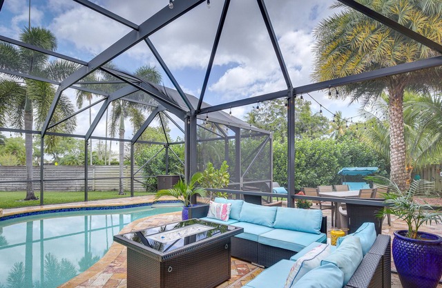 Dog-Friendly Margate Home w/ Lanai + Hot Tub!