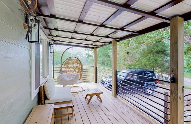 Dog-friendly modern ranch home near Eureka Springs with firepit, patio & W/D
