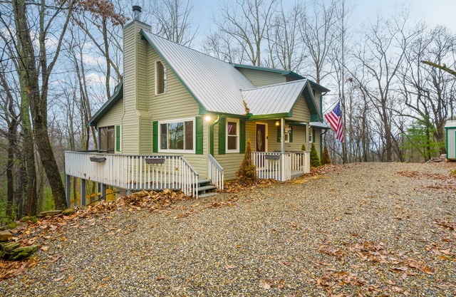 Dog-friendly, mountain-view retreat with a grill, deck, washer/dryer, & AC