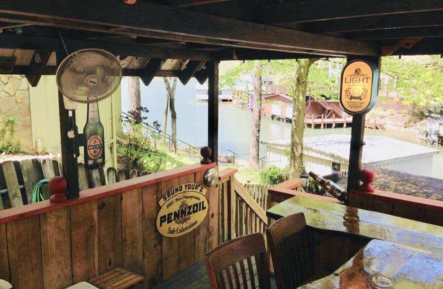 Dog Friendly. Mountain Views. Tiki Bar. High speed internet.no pet fee.