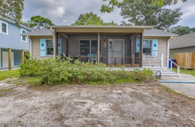 Dog-Friendly Oak Island Rental - 1 Mi to Beach!