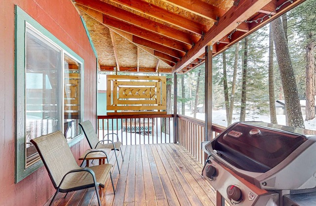 Dog-friendly pine surrounded cabin near mountains & Lake Wallowa - large deck