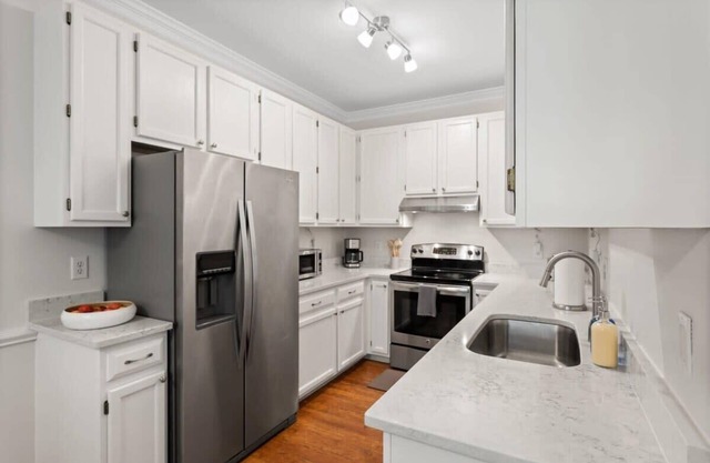 Dog Friendly|Pool|King Bed|EV Charger|Townhome