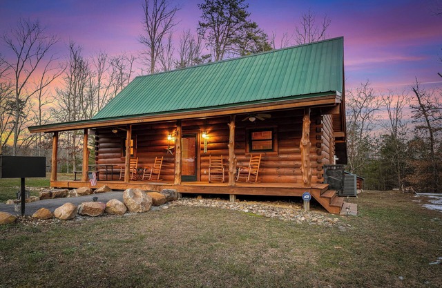 Dog Friendly! Private Indoor Pool, Hot Tub, GameRoom, Firepit & Free Passes.