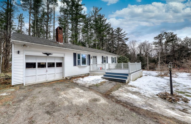 Dog-friendly, private oasis just outside town w/free WiFi, Fire TV, and deck