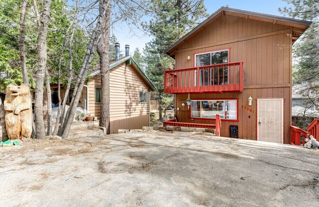 Dog-friendly retreat with fast WiFi, washer/dryer & wood-burning fireplace