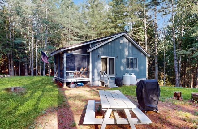 Dog-friendly, riverfront cabin with kayaks and firepits