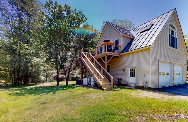 Dog-friendly riverfront studio with pool table, grill, deck, kayaks, river views