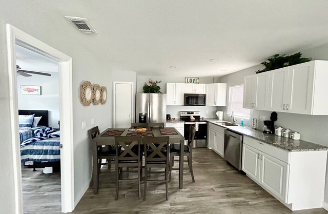 🐾 Dog Friendly, Spacious Beach Retreat, only Steps to Sugary Sand, Conveniences and all the Fun!