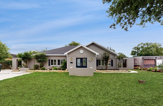Dog-friendly single-level home with large yard, washer/dryer, & central AC