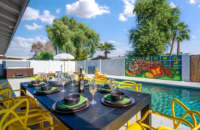 Dog-friendly Stylish Escape with pool, Hot Tub, BBQ, ping pong, games and more!