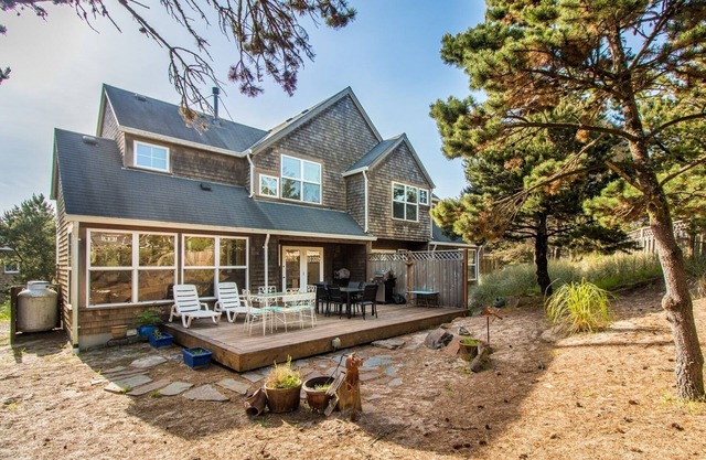 Dog Friendly Townhome, Deck, Trails and Easy Beach Access
