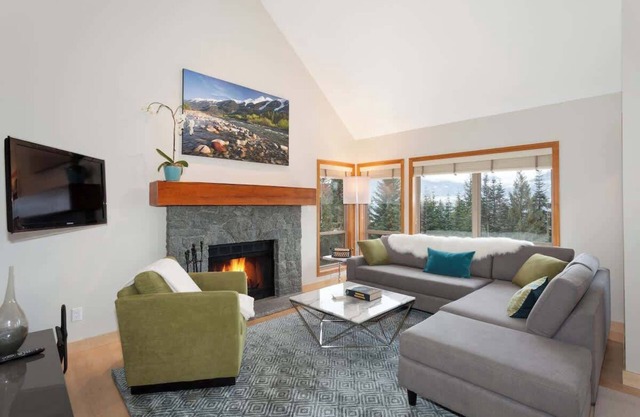 Dog Friendly Townhome w/BBQ Deck & Hot Tub Access